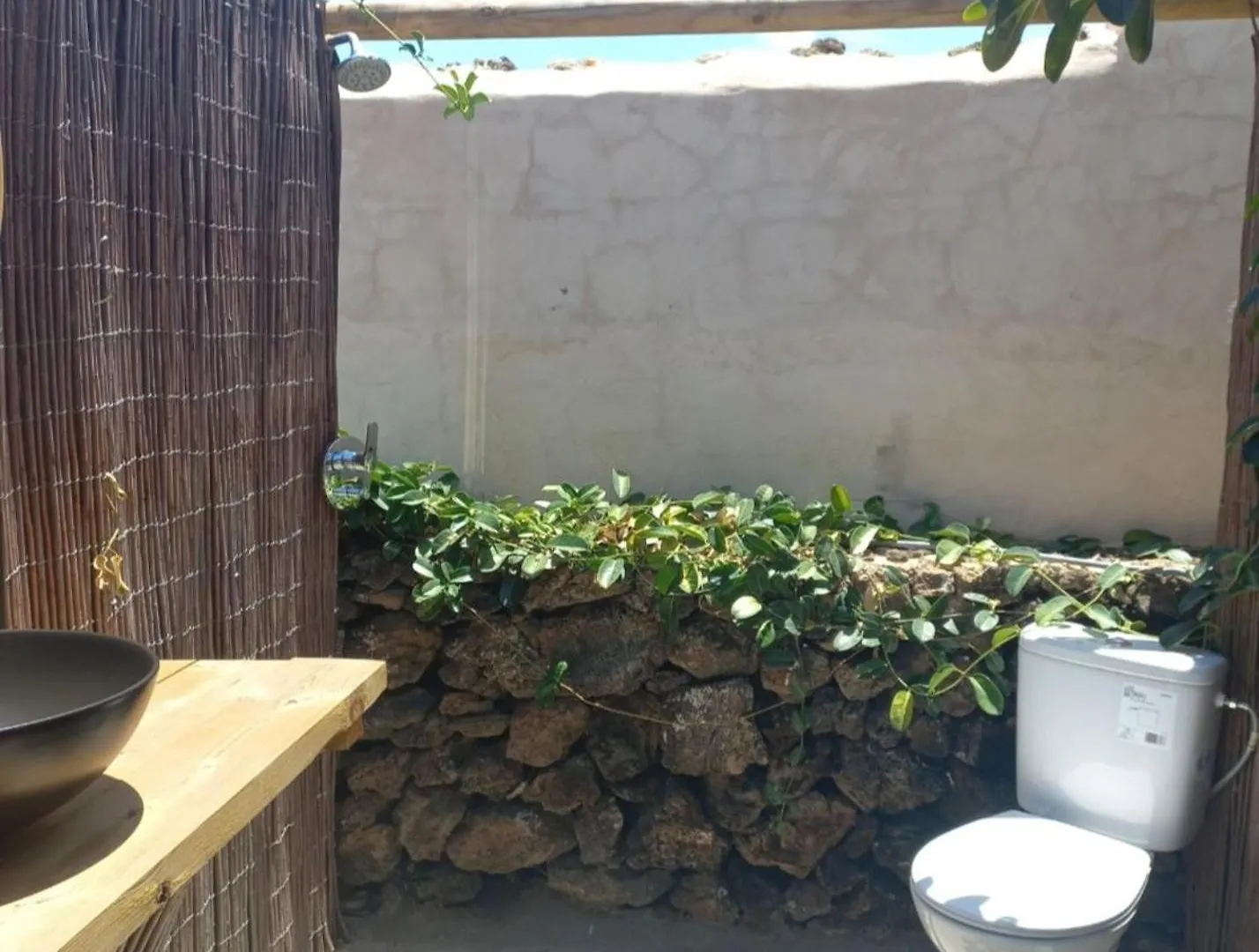 Studio With Pool Garden And Open Roof Bathroom 라하레스 아파트